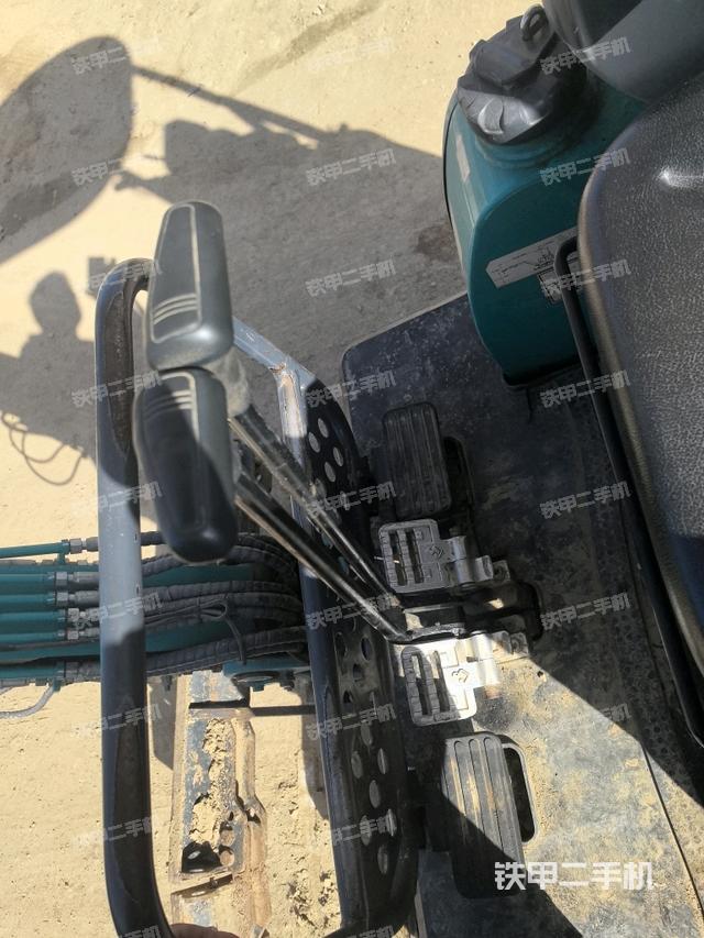 行走控制手柄和踏板?俯拍（駕駛室部分）