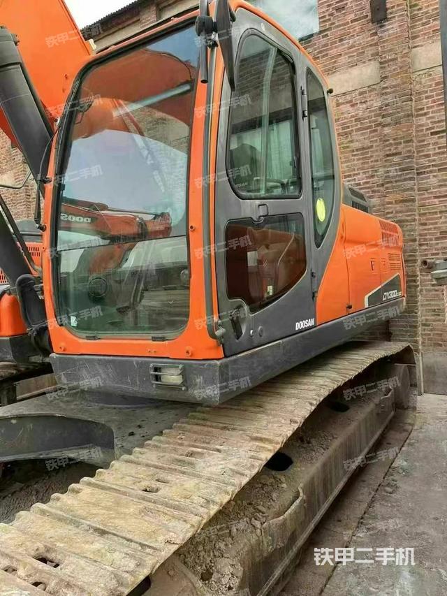 駕駛室整體（整機外觀）