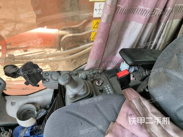 座椅右側(cè)控制臺(tái)/鑰匙門/油門/含右手柄(駕駛室部分) 座椅右側(cè)控制臺(tái)/鑰匙門/油門/含右手柄(駕駛室部分)