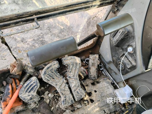 行走控制手柄和踏板?俯拍（駕駛室部分）