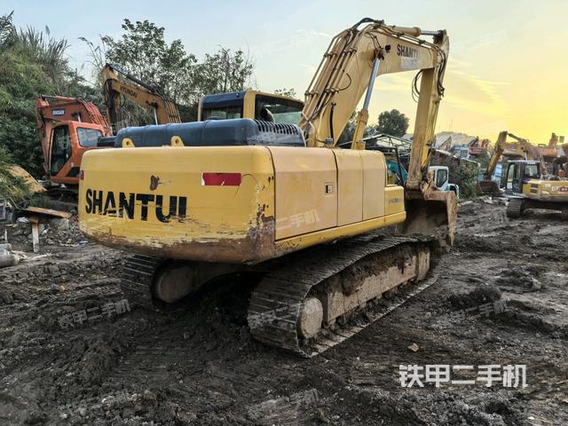 山推SE210W挖掘机的设备实拍-第2张实拍照片
