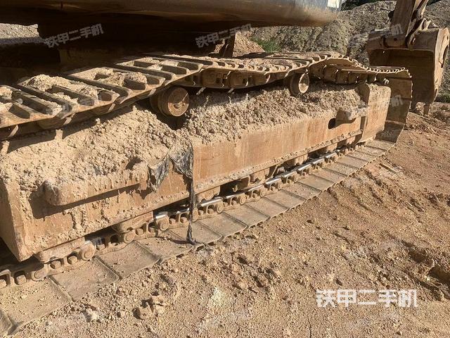 單側(cè)履帶整體(整機(jī)外觀) 單側(cè)履帶整體(整機(jī)外觀)