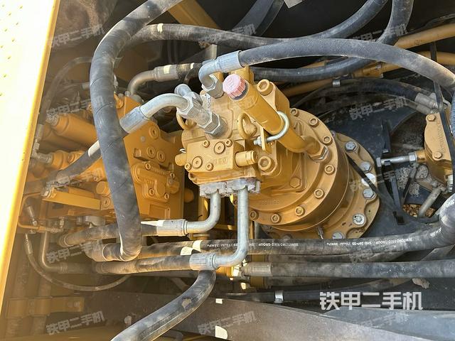 回轉(zhuǎn)馬達和主控閥(整機外觀) 回轉(zhuǎn)馬達和主控閥(整機外觀)