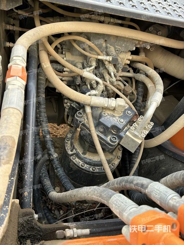 回轉(zhuǎn)馬達和主控閥(整機外觀) 回轉(zhuǎn)馬達和主控閥(整機外觀)