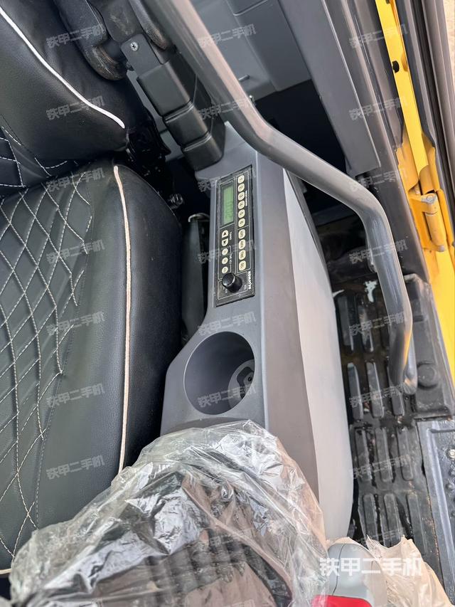 座椅左側(cè)控制臺/音響/含左手柄(駕駛室部分) 座椅左側(cè)控制臺/音響/含左手柄(駕駛室部分)