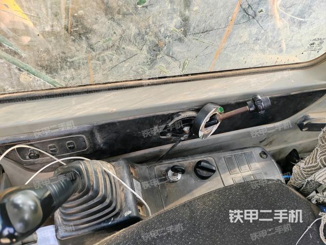 座椅右側(cè)控制臺(tái)/鑰匙門/油門/含右手柄（駕駛室部分）