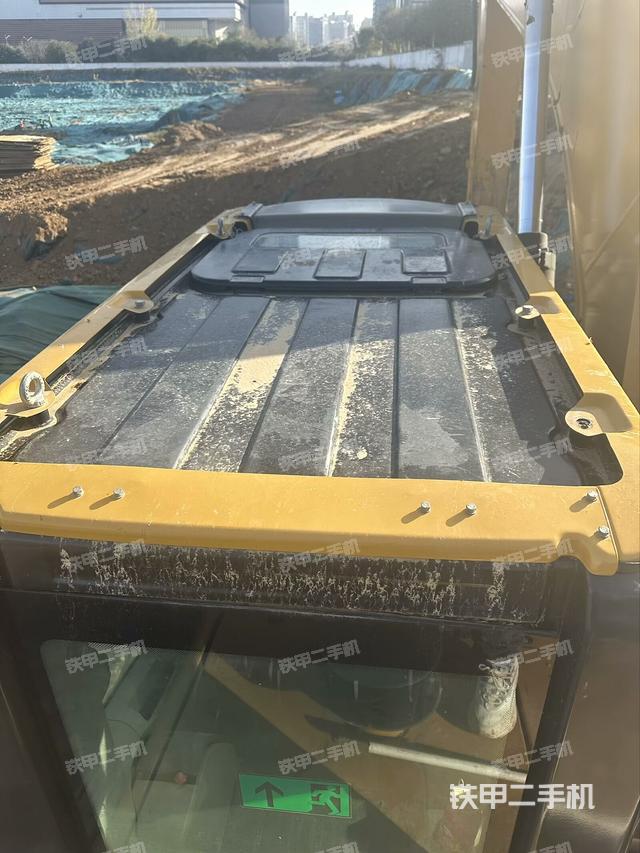 駕駛室頂部（整機外觀）