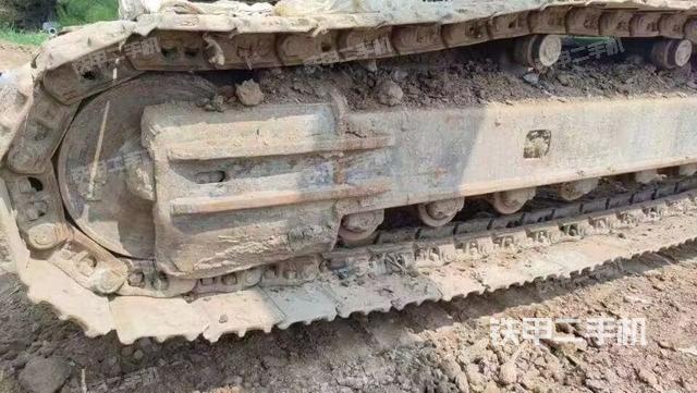單側(cè)履帶整體(整機(jī)外觀) 單側(cè)履帶整體(整機(jī)外觀)