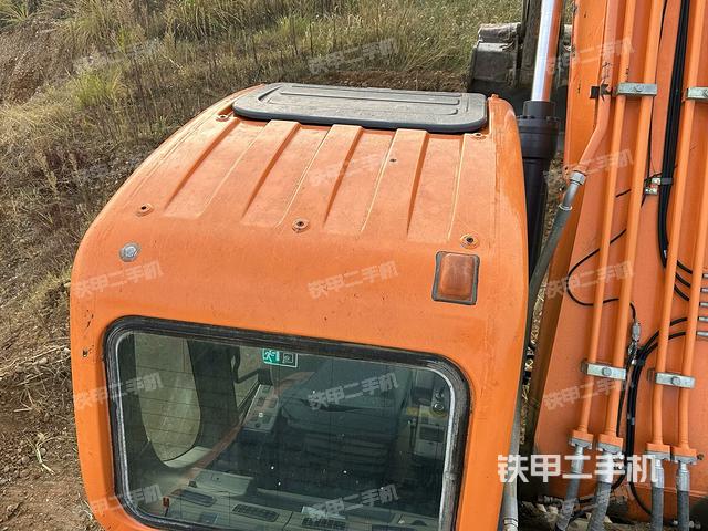 駕駛室頂部(整機外觀) 駕駛室頂部(整機外觀)