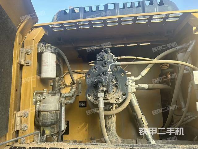 液壓泵艙室正面整體（整機外觀）