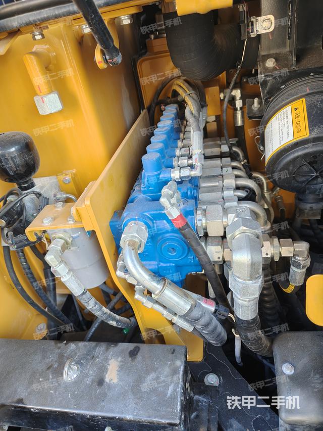 回轉(zhuǎn)馬達和主控閥（整機外觀）