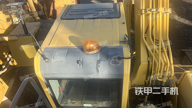 駕駛室頂部(整機(jī)外觀) 駕駛室頂部(整機(jī)外觀)