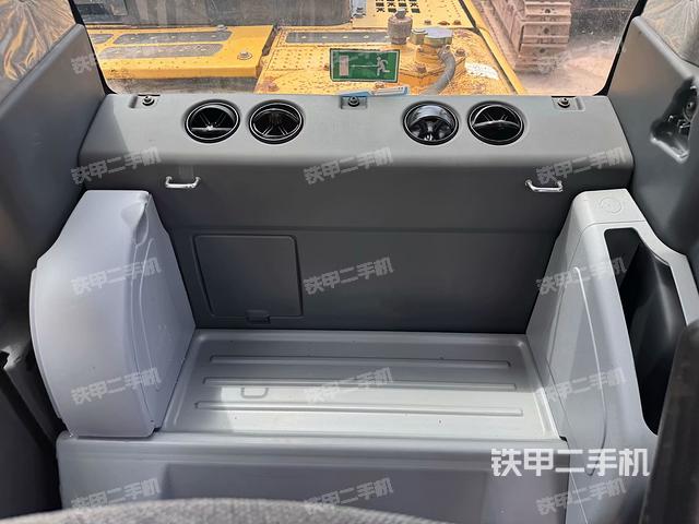 行走控制手柄和踏板?俯拍(駕駛室部分) 行走控制手柄和踏板?俯拍(駕駛室部分)