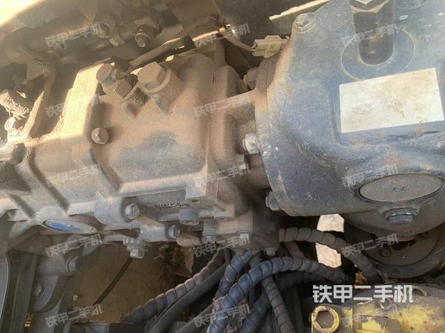 液壓泵艙室正面整體（整機外觀）