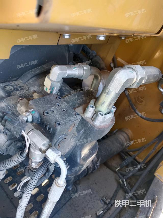 液壓泵艙室正面整體(整機外觀) 液壓泵艙室正面整體(整機外觀)