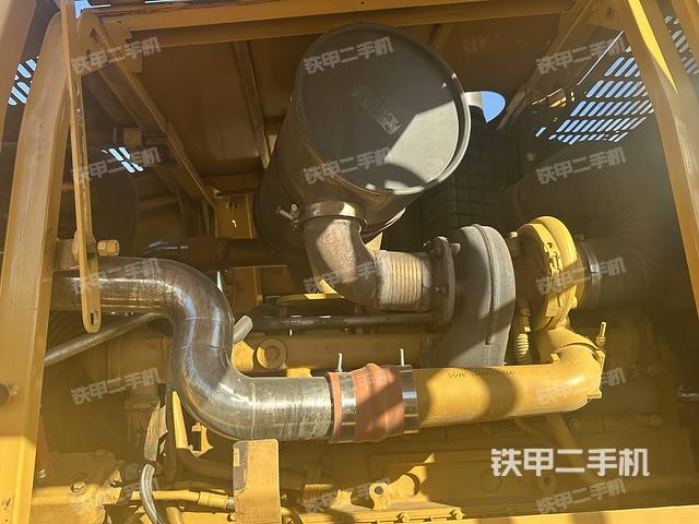 發(fā)動機(jī)右側(cè)（整機(jī)外觀及大件）