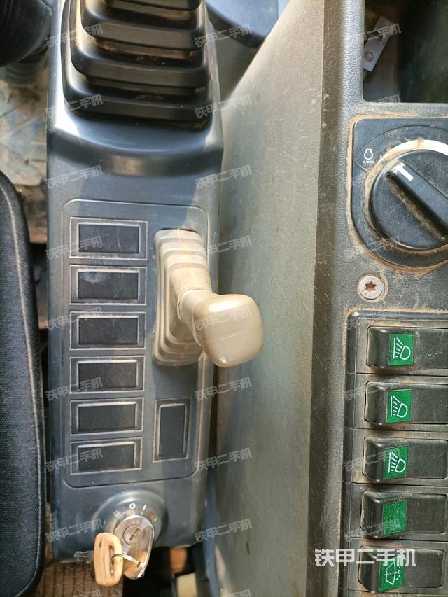 座椅右側(cè)控制臺(tái)/鑰匙門/油門/含右手柄（駕駛室部分）