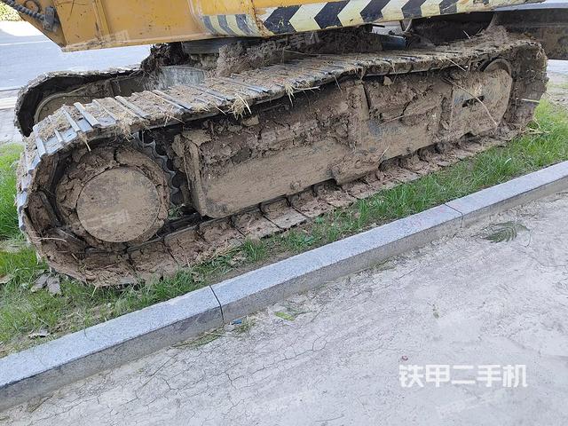 單側(cè)履帶整體(整機(jī)外觀) 單側(cè)履帶整體(整機(jī)外觀)