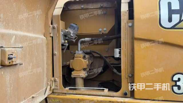 液壓泵艙室正面整體（整機外觀）