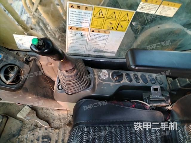 座椅右側(cè)控制臺(tái)/鑰匙門(mén)/油門(mén)/含右手柄（駕駛室部分）