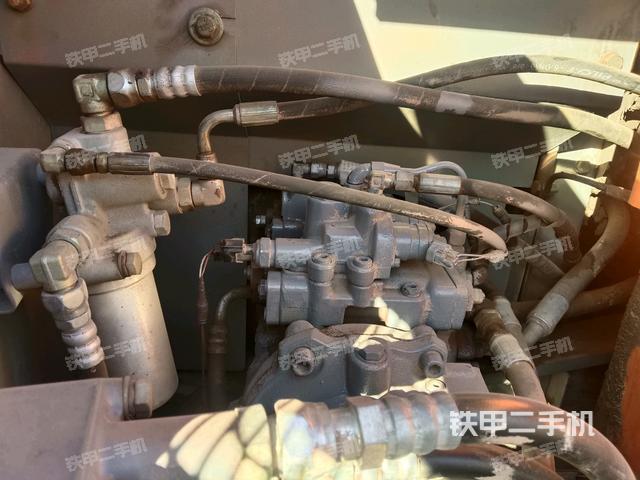 液壓泵艙室正面整體（整機外觀）