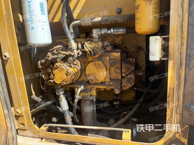 液壓泵艙室正面整體（整機外觀）