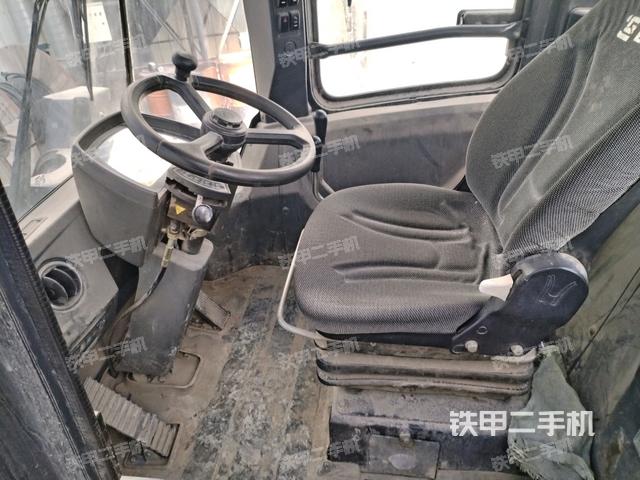 駕駛室內(nèi)部(駕駛室部分) 駕駛室內(nèi)部(駕駛室部分)