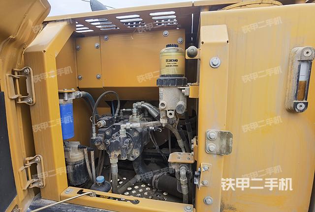 液壓泵艙室正面整體（整機外觀）