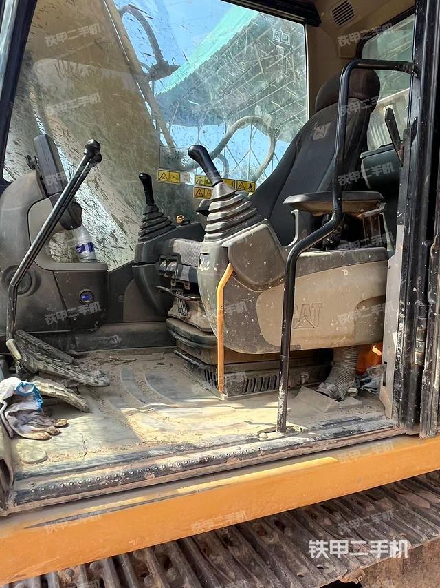 駕駛室頂部（整機外觀）