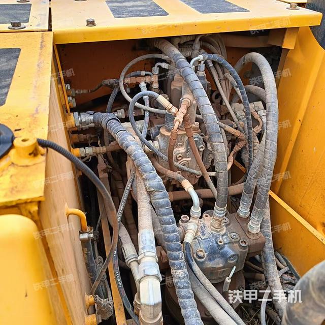 回轉(zhuǎn)馬達和主控閥(整機外觀) 回轉(zhuǎn)馬達和主控閥(整機外觀)