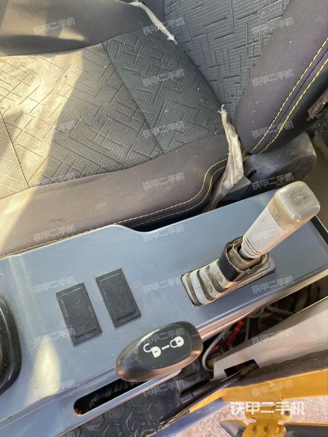 行走控制手柄和踏板?俯拍（駕駛室部分）