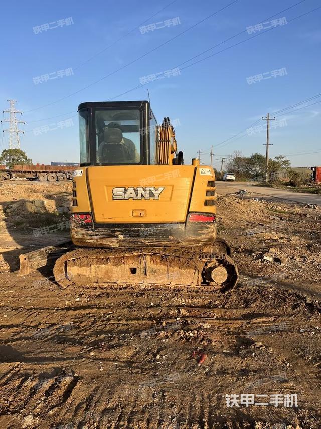 駕駛室頂部(整機(jī)外觀) 駕駛室頂部(整機(jī)外觀)