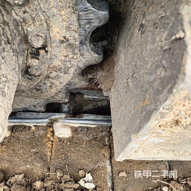 單側(cè)履帶整體(整機外觀) 單側(cè)履帶整體(整機外觀)