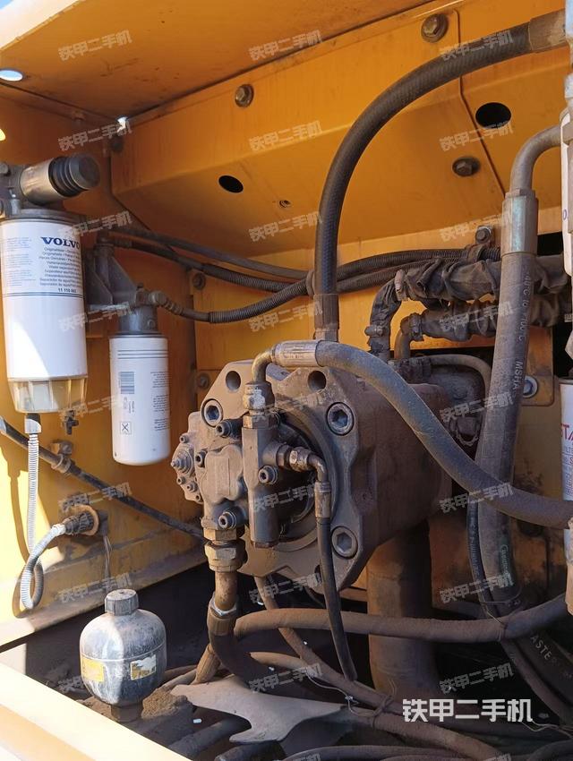 液壓泵艙室正面整體(整機(jī)外觀) 液壓泵艙室正面整體(整機(jī)外觀)