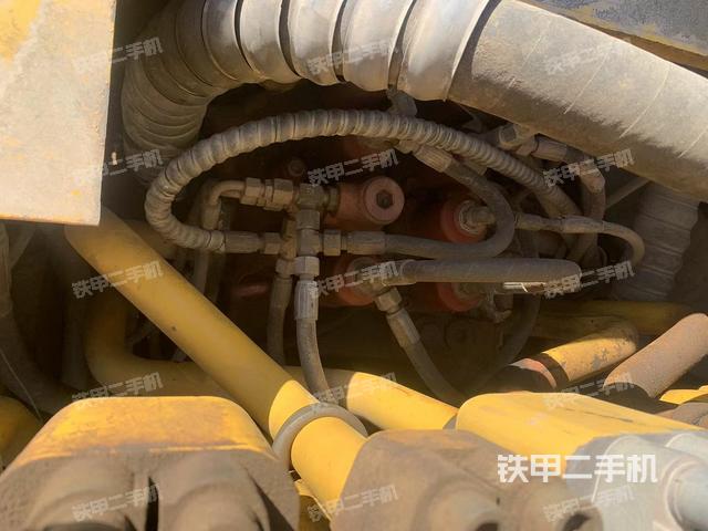 回轉(zhuǎn)馬達(dá)和主控閥（整機(jī)外觀）