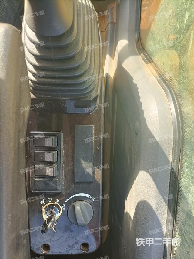 座椅右側(cè)控制臺/鑰匙門/油門/含右手柄（駕駛室部分）