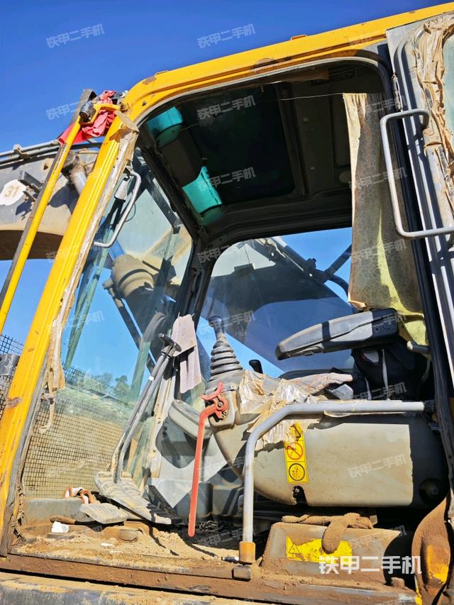 駕駛室整體(整機(jī)外觀) 駕駛室整體(整機(jī)外觀)