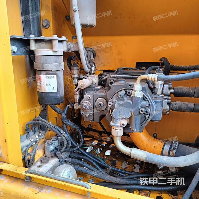 液壓泵艙室正面整體(整機外觀) 液壓泵艙室正面整體(整機外觀)