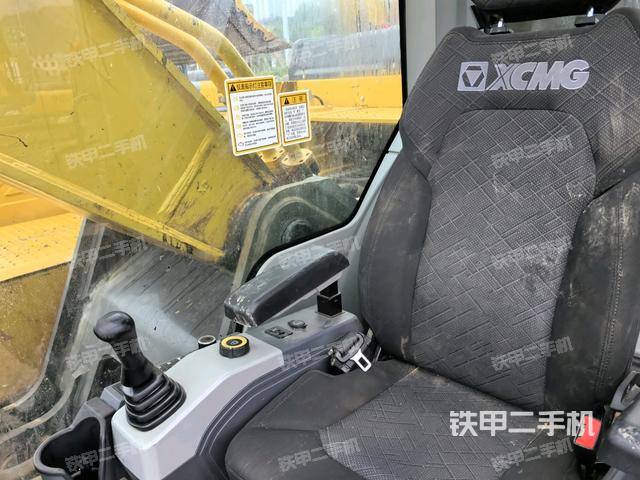 行走控制手柄和踏板?俯拍（駕駛室部分）