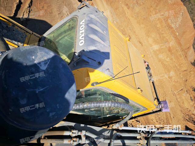 駕駛室頂部(整機(jī)外觀) 駕駛室頂部(整機(jī)外觀)