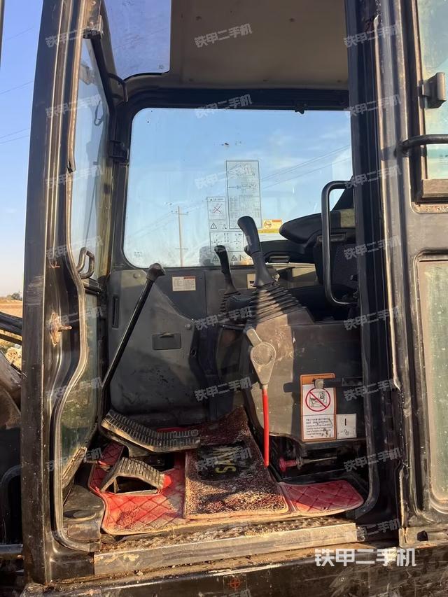 駕駛室整體(整機(jī)外觀) 駕駛室整體(整機(jī)外觀)