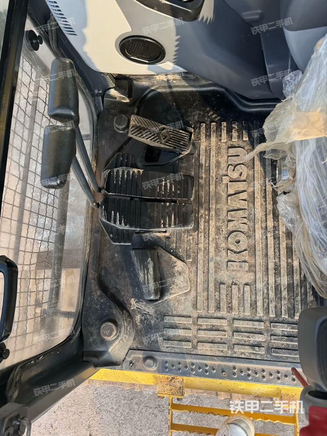 行走控制手柄和踏板?俯拍（駕駛室部分）