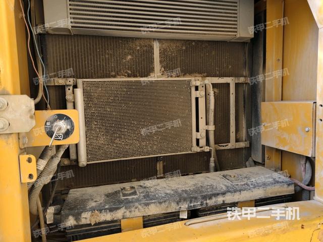 散熱器正面(大件艙室) 散熱器正面(大件艙室)