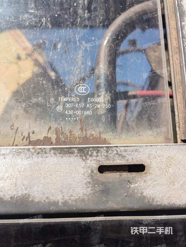 行走控制手柄和踏板?俯拍（駕駛室部分）