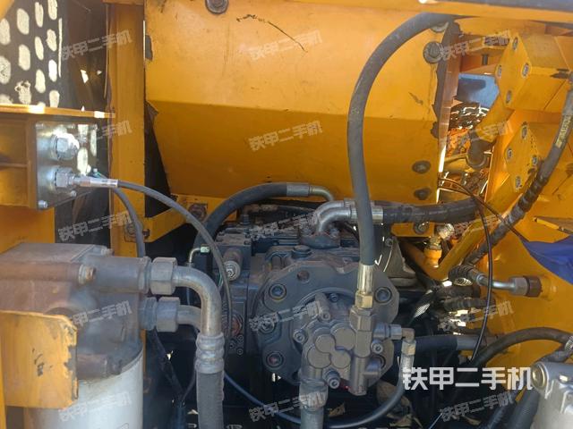 液壓泵艙室正面整體（整機外觀）