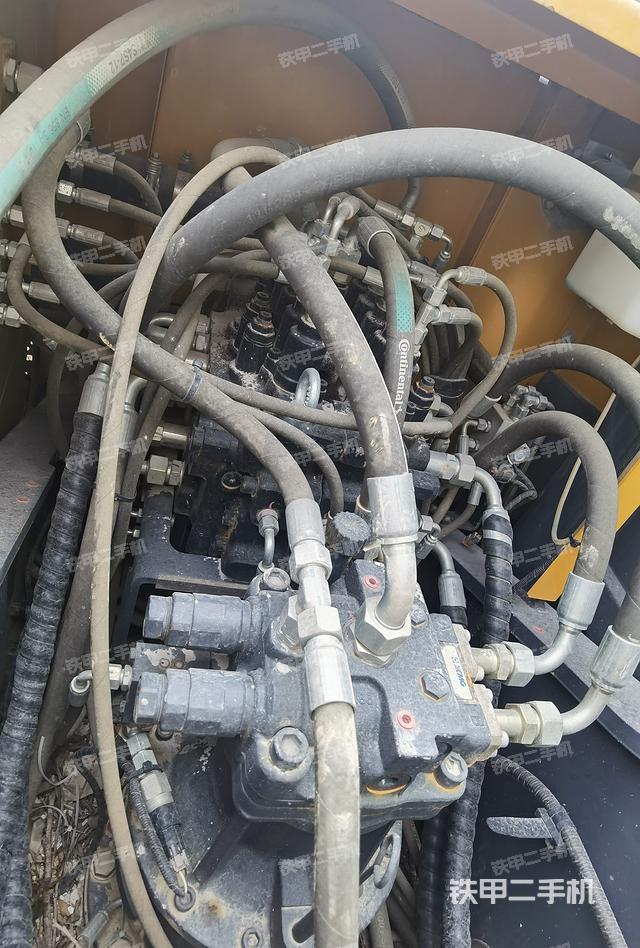 回轉馬達和主控閥（整機外觀）