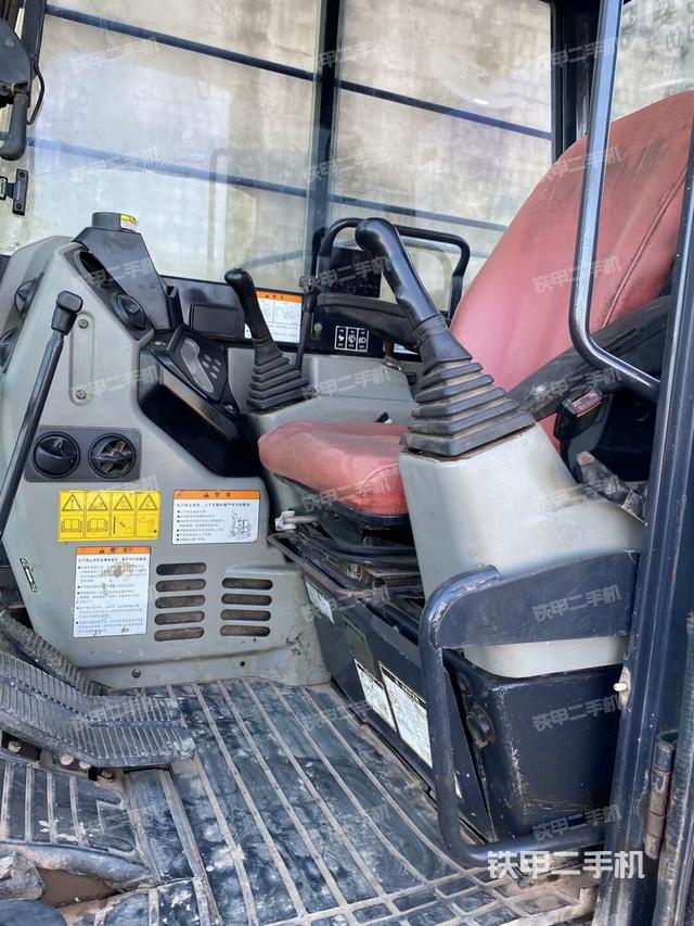 駕駛室整體（整機外觀）