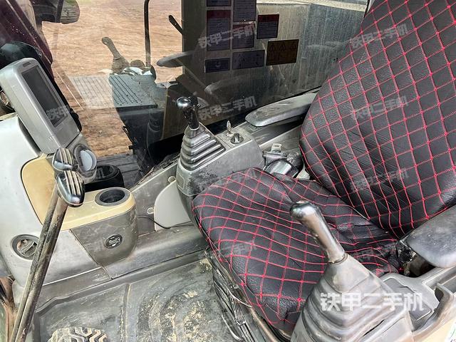 駕駛室整體（整機外觀）