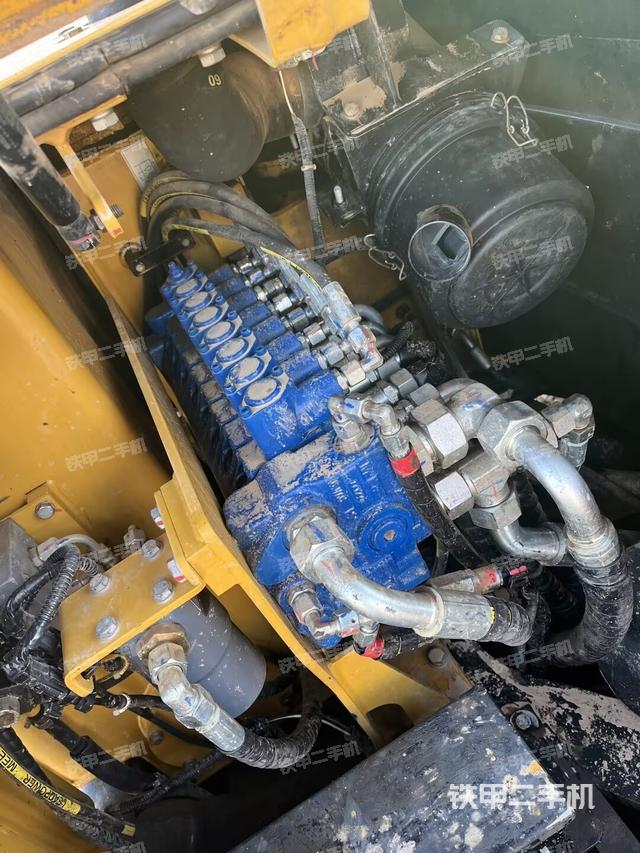 回轉(zhuǎn)馬達(dá)和主控閥(整機(jī)外觀) 回轉(zhuǎn)馬達(dá)和主控閥(整機(jī)外觀)