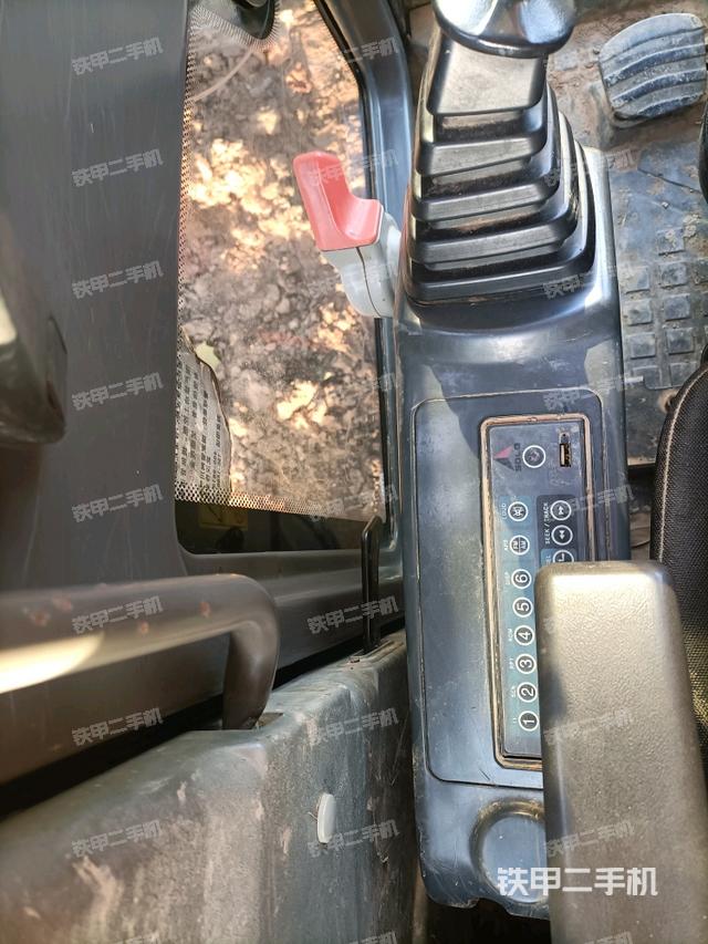 座椅左側(cè)控制臺(tái)/音響/含左手柄（駕駛室部分）